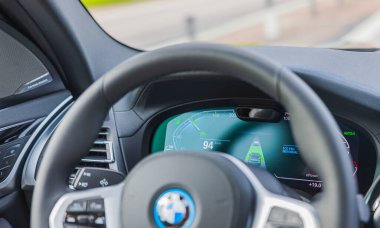Yeni BMW iX3 M-spor elektrikli otomobilde hız göstergesi tasarımı görüntüsü.