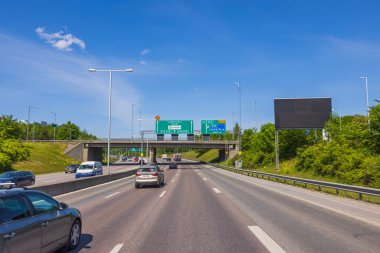 Hareket eden arabalı yüksek hızlı otoyolun güzel manzarası. 
