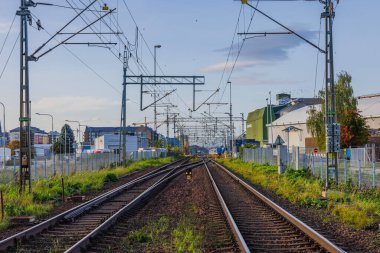 Şehir manzarasıyla birleşen demiryolu manzarası. Ulaşım kavramı. 