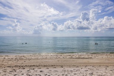 Güneşli bir günde insanların yüzdüğü Atlantik Okyanusu manzarası çok güzel. Miami Plajı. ABD.