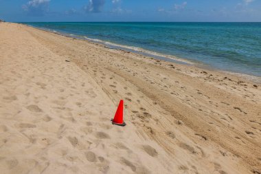 Atlantik Okyanusu 'ndaki Miami Sahili' nin kumları üzerinde kalan kırmızı koninin görüntüsü. 