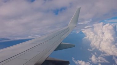 Atlantik okyanusunda uçarken uçak penceresinden bulutlu mavi gökyüzüne güzel bir manzara. ABD.