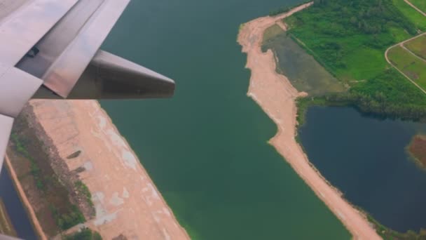Bela Vista Dos Lagos Janela Avião Como Pousos Avião Aeroporto — Vídeo de Stock