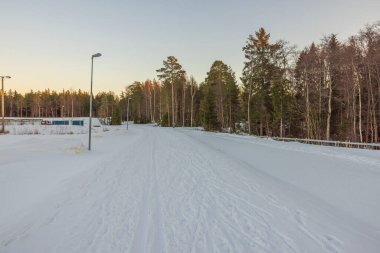 Buz gibi kış akşamında klasik kayak pisti olan güzel bir kayak stadyumu manzarası. İsveç.