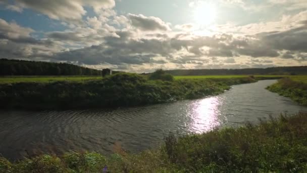 日没の背景に農地の間を流れる狭い川の美しい秋の風景 スウェーデン — ストック動画