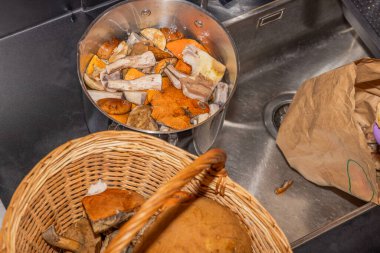 Mutfakta kabuğu soyulmuş mantarlı tencere manzarası.