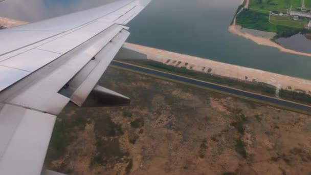 从飞机的窗户可以看到飞机翼下的迈阿密风景 — 图库视频影像