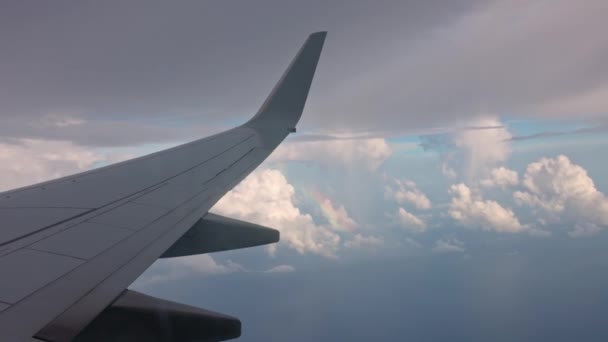 Arcobaleno Cielo Blu Nuvoloso Sotto Ala Aerei Volanti — Video Stock