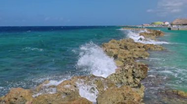 Curacao adasında yapay dalgaların çarptığı Karayip Denizi manzarası çok güzel. Yavaş çekim.