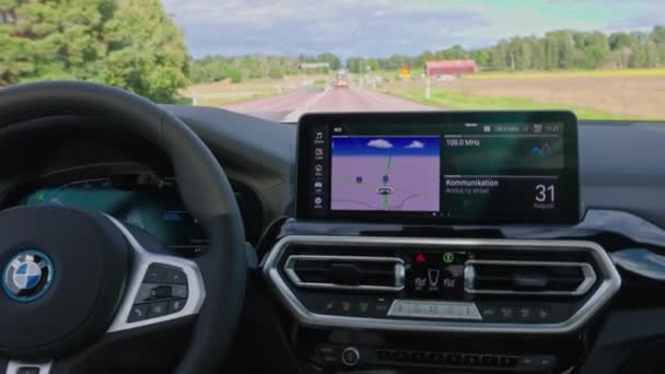 Widok Okna Nowego Bmw Ix3 Sport Samochód Elektryczny Autostradzie Zbliża — Wideo stockowe