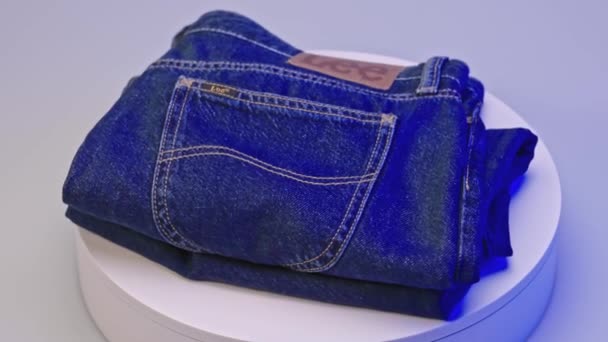 Bela Vista Jeans Lee Azul Disco Rotativo Fundo Azul Retroiluminado — Vídeo de Stock