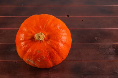 Ahşap arka planda izole edilmiş turuncu balkabağı manzarası.