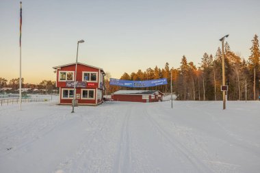 Kayak pistleri ve kayak kulübü inşaatı ile kış manzarası. 