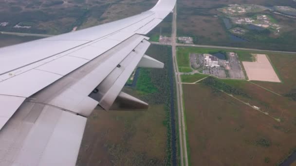 在机场降落时 从飞机窗向迈阿密市的自然美景映入眼帘 — 图库视频影像