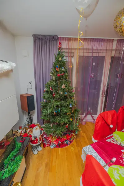 İçinde Noel ağacı olan güzel bir apartman manzarası. İsveç.