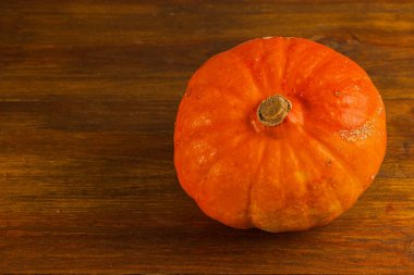 Ahşap arkaplanda izole edilmiş balkabağı görüntüsünü kapat.