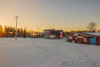 Kayak pistleri ve kayak kulübü inşaatı olan güzel bir kış manzarası.. 