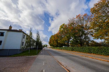 İsveç 'in Uppsala kentinin merkez sokaklarından birinin güzel sonbahar manzarası.