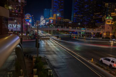 Las Vegas 'ın nefes kesici gece manzarası. Strip Yolu' ndaki muhteşem odaksız ışık takip cihazlarıyla. Nevada, Las Vegas. ABD.