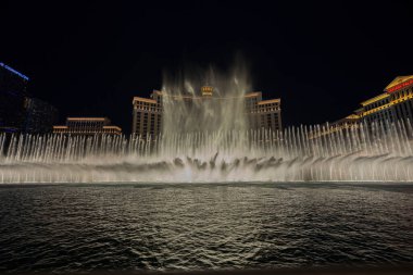 Geceleri Bellagio Oteli 'nin çeşmelerine bakan Las Vegas' ın güzel manzarası. Las Vegas mı? ABD. 