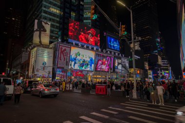 New York 'ta Broadway' deki Time Square 'in gece manzarasında insanlar geziniyor. - New York. ABD. 