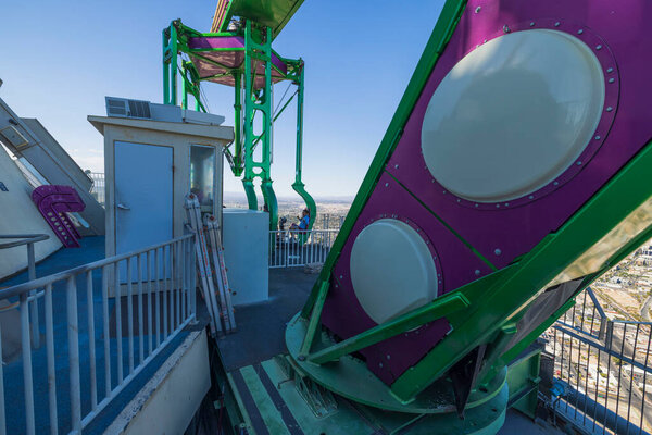 Вид на карусель на настиле казино The STT, вращающейся над Лас-Вегасом. США. 