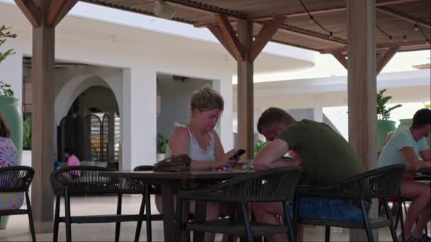 Otelin Restoranında Oturan Turistler Kendilerini Cep Telefonlarına Kaptırmışlar — Stok video