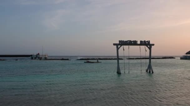 マングローブビーチの美しい景色 水泳とコランドンホテル 早朝の間に岸にゲスト — ストック動画