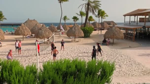人々がビーチバレーボールをするバレーボールコートを持つホテルでの砂浜の美しい景色 — ストック動画