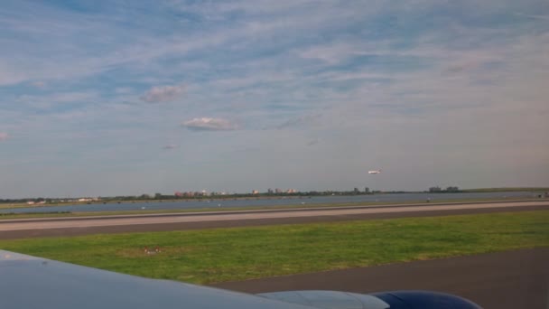 Vista Panorámica Desde Ventana Del Avión Pista Del Aeropuerto Nueva — Vídeos de Stock