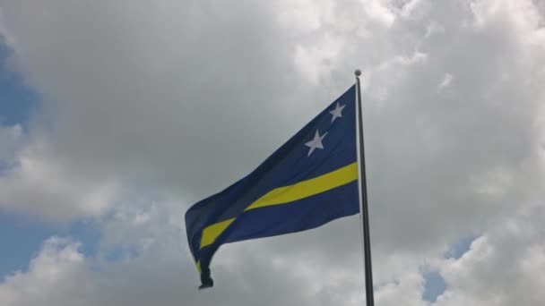 Όμορφη Θέα Της Σημαίας Του Κουράο Φτερουγίζει Στον Άνεμο Φόντο — Αρχείο Βίντεο