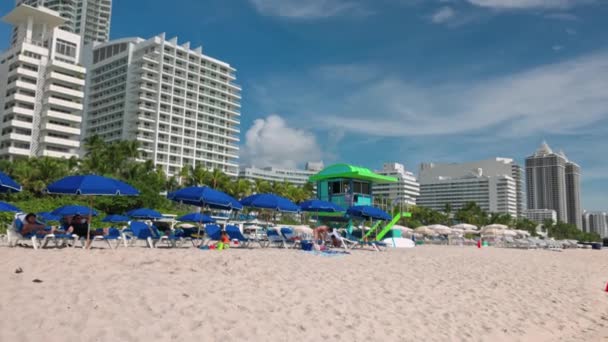 アトランティックオーシャンの白い砂浜の傘の下でリラックスする人々のビュー マイアミビーチ アメリカ合衆国 — ストック動画