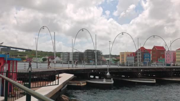 Hermosa Vista Del Icónico Puente Reina Emma Coloridos Edificios Largo — Vídeos de Stock