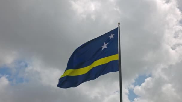 Detailní Pohled Vlajku Curacaa Vlající Větru Proti Modré Obloze Načechranými — Stock video