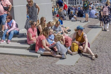 Stockholm 'de İsveç Günü kutlamaları. İnsanlar büyük bir hevesle tören için merkez meydanda toplandı.. 