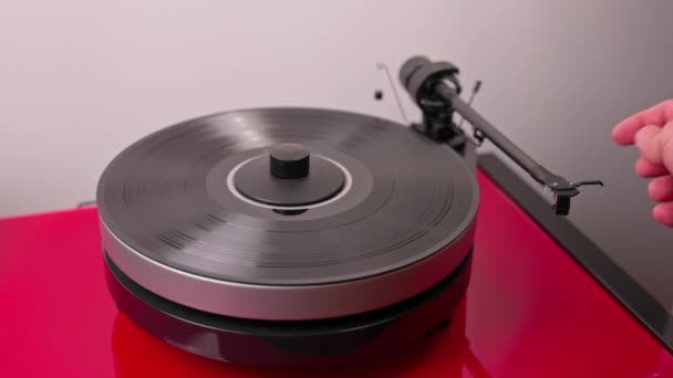 当人们打开高保真的黑胶唱机 降低黑胶唱机的音量 开始听音乐时 可以看到他们的手 — 图库视频影像