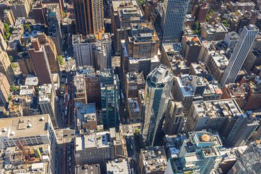 Gökdelenlerin çatılarının olduğu Empire State Binası 'ndan hava manzarası ve Manhattan' daki 34. Cadde 'de hareketli. Ulaşım aşağıda görünüyor. New York, ABD.