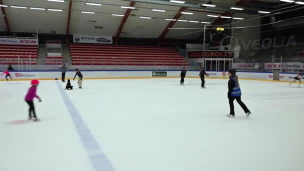 子供と大人がスケートしているアイススケートリンクでスポーツ複合体の美しい景色 — ストック動画