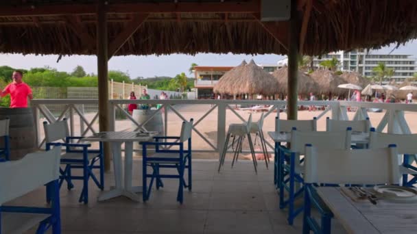 Escénico Restaurante Costero Hotel Corandon Con Mesas Vacías — Vídeos de Stock