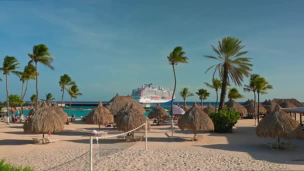 カリブ海のキュラソー港でサンラウンジャーとクルーズ船を出発する砂浜の風景 — ストック動画