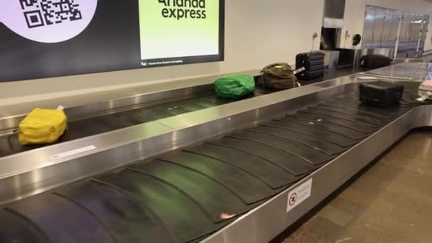 到着後の荷物送迎エリアでスウェーデンのアルダ空港で荷物カルーセルを見る — ストック動画