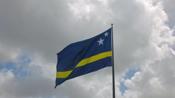 Widok Flagi Curacao Trzepoczącej Wietrze Przed Częściowo Zachmurzonym Błękitnym Niebem — Wideo stockowe