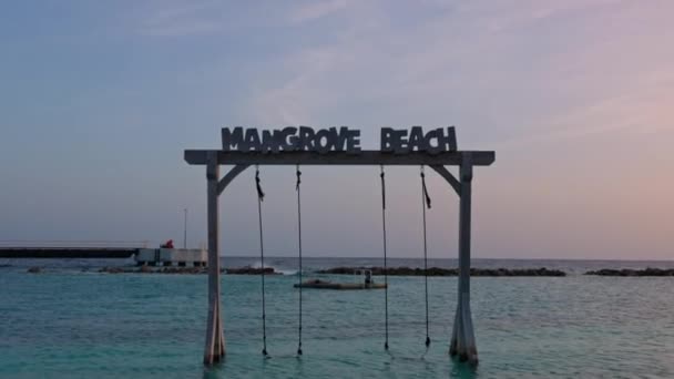 Prachtig Uitzicht Mangrove Beach Met Waterschommels Corandon Hotel Gasten Aan — Stockvideo