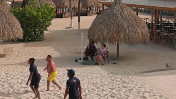 Piękny Widok Piaszczystą Plażę Hotelu Boiskiem Siatkówki Plażowej Gdzie Ludzie — Wideo stockowe