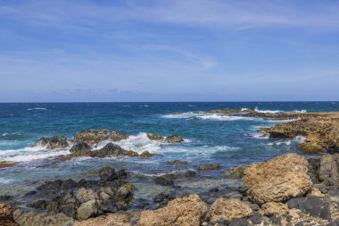 Dalgalar, Aruba 'nın Karayip kıyılarının engebeli kaya kıyılarıyla kesişirken nefes kesen doğal güzellik..