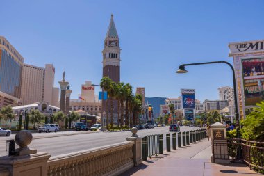 Güneşli bir günde Las Vegas Bulvarı 'nın güzel manzarası Venedik Kumarhanesi Oteli ve The Mirage' a bakıyor. Las Vegas mı? ABD. 