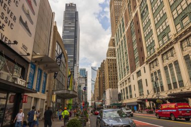 Sonsuz gibi görünen New York caddesinin ufukta kayboluşu her iki taraftaki yüksek binalarla çevrili. - New York. ABD. 