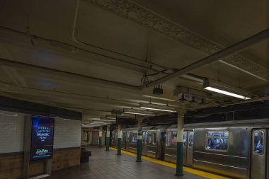Manhattan 'daki Astor İstasyonu' nda yolcuların bulunduğu güzel bir platform manzarası. - New York. ABD. 
