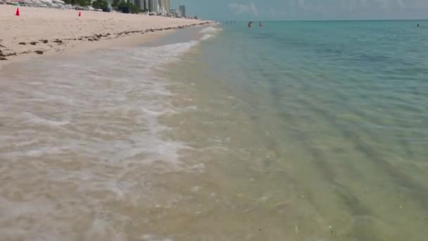 Urzekający Widok Fal Oceanu Atlantyckiego Delikatnie Opadających Piaszczyste Brzegi Miami — Wideo stockowe
