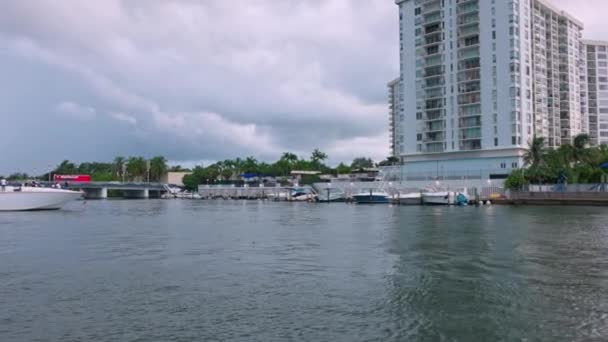 Вид Яхту Центрі Маямі Біч Човнами Великою Білою Яхтою Люди — стокове відео